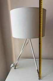 Lampada da tavolo con treppiede