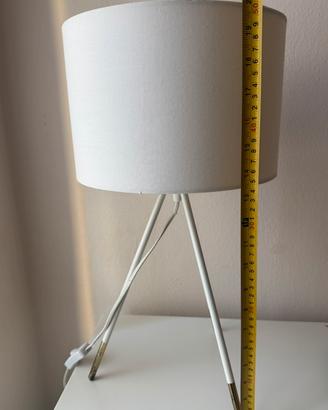 Lampada da tavolo con treppiede