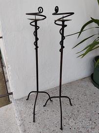 Coppia di candelabri da terra in ferro battuto 