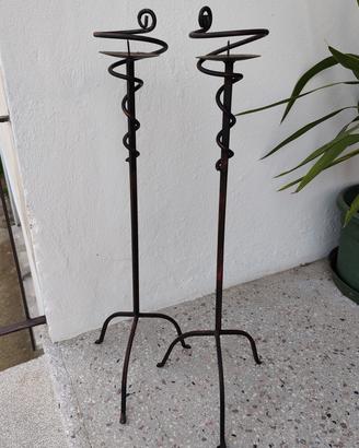 Coppia di candelabri da terra in ferro battuto 