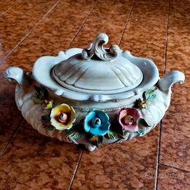 Vaso con coperchioin porcellana