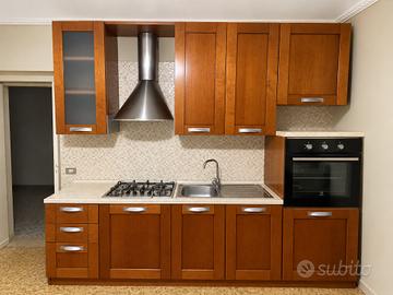 Cucina completa in legno con elettrodomestici