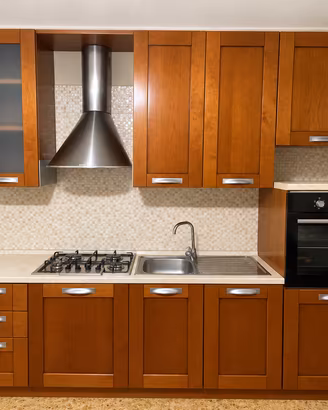Cucina completa in legno con elettrodomestici