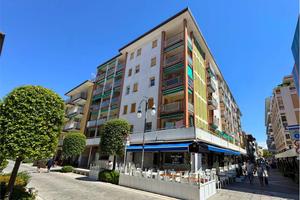 AMPIO QUADRILOCALE IN ZONA CENTRALE