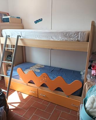 Letto a castello con cassettiera