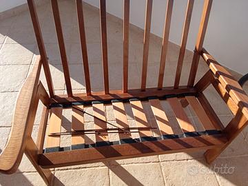 divanetto due posti con cuscini 