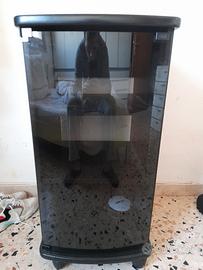 Mobile con rotelle facilmente da spostare. 