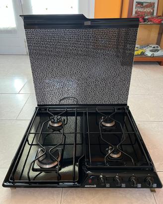 Piano cottura a gas Ariston 4 fuochi con coperchio