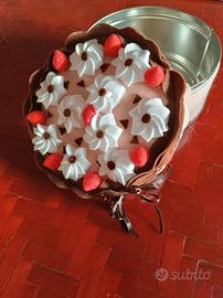 Biscottire o porta dolci fragole e meringhe