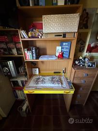 Scrivania con piani rialzati