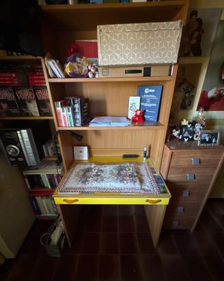 Scrivania con piani rialzati