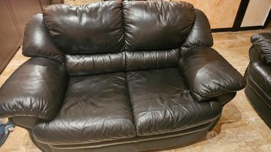  divani in pelle nera  due + tre posti