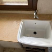 Lavatoio in ceramica, mobile, lastra in marmo.