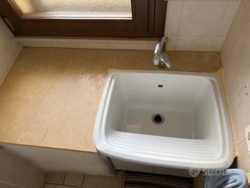 Lavatoio in ceramica, mobile, lastra in marmo.