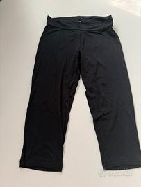 Leggings neri appena sotto al ginocchio a vita