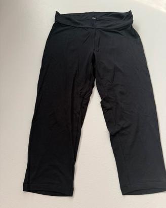 Leggings neri appena sotto al ginocchio a vita