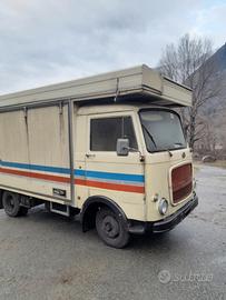 Om lupetto 25, camion negozio con tenda