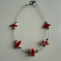 Braccialetto con pietrine rosse