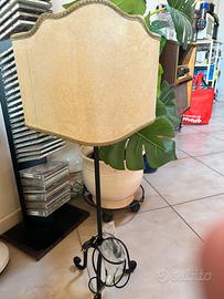 Lampada da terra in ferro battuto