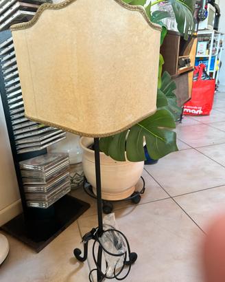 Lampada da terra in ferro battuto