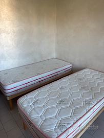 set 2 letti singoli con 2 reti a doghe in legno