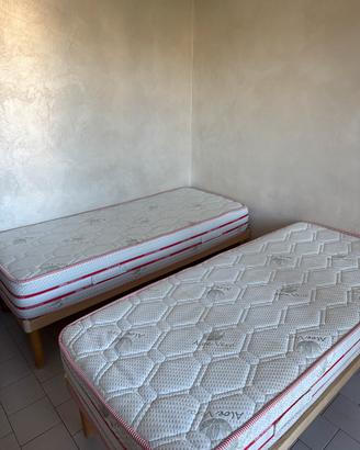 set 2 letti singoli con 2 reti a doghe in legno