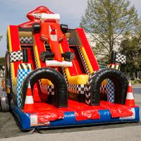 Scivolo gonfiabile gigante tema macchina