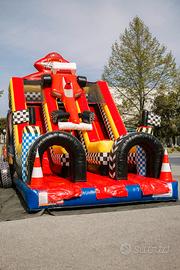 Scivolo gonfiabile gigante tema macchina