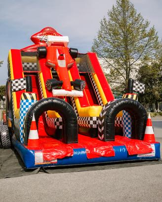 Scivolo gonfiabile gigante tema macchina