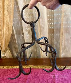 Antico gancio da pozzo