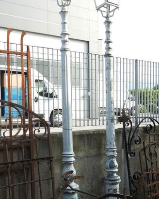 Lampione esterno in ghisa a pavimento