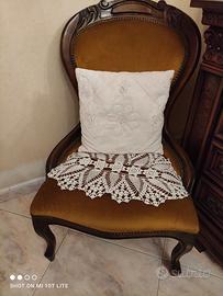 POLTRONCINA D’EPOCA IN LEGNO E VELLUTO