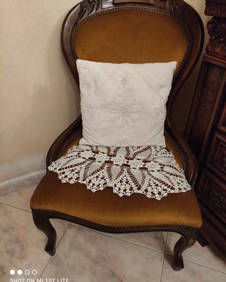 POLTRONCINA D’EPOCA IN LEGNO E VELLUTO