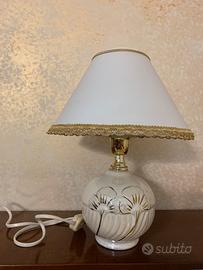 Piccola lampada da comodino