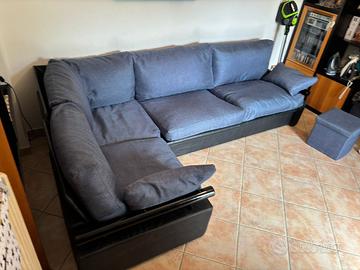 Divano angolare in tessuto blu – comodo e spazioso