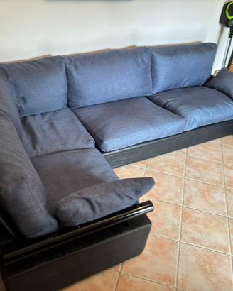 Divano angolare in tessuto blu – comodo e spazioso