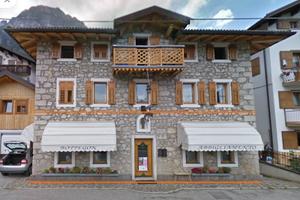 Storico negozio completamente arredato