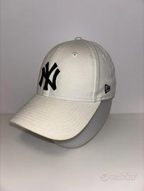 Cappello New Era NY Yankees bianco nero regolabile