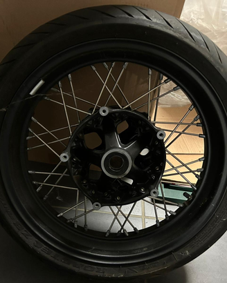Pneumatico 120/70R17 con cerchio BMW