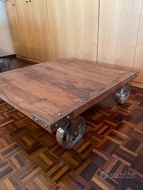 Tavolo basso con ruote in teak