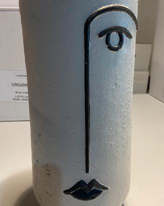 Vaso nuovo con disegno stilizzato
