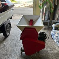Pigiadiraspatrice Torchio e contenitori per mosto