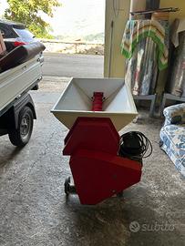 Pigiadiraspatrice Torchio e contenitori per mosto