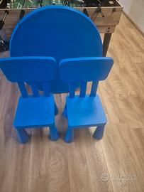 bici, triciclo e tavolino con sedie