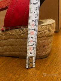 Sandalo in pelle con zeppa