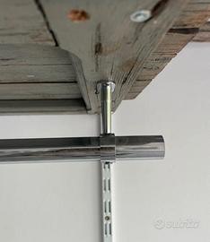 Vecchie finestre con bastone appendiabiti