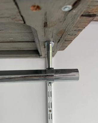 Vecchie finestre con bastone appendiabiti