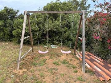 Si vendono altalena e scivolo