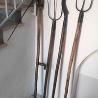 Roncola falce forcone civiltà contadina vecchia 