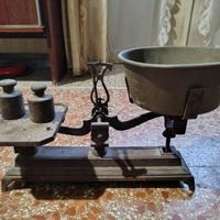 Antica bilancia in ghisa